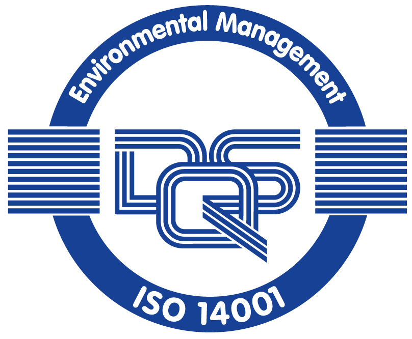 Ein blau-weißes Emblem zeigt ineinander verschlungene Buchstaben, umgeben von einem Kreis. Text: "Environmental Management ISO 14001".