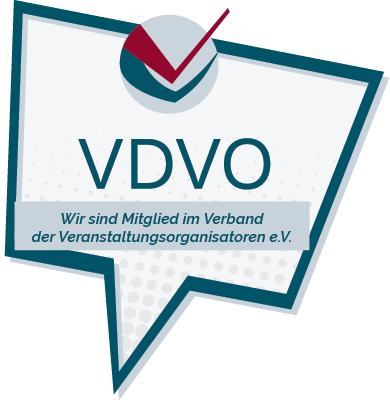 Eine Sprechblase mit einem Häkchen oben. Text: „VDVO. Wir sind Mitglied im Verband der Veranstaltungsorganisatoren e.V.“ im Inneren.