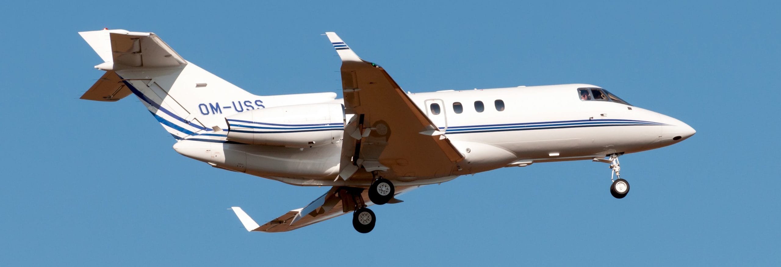 Ein Mid Size Privatjet fliegt am blauen Himmel