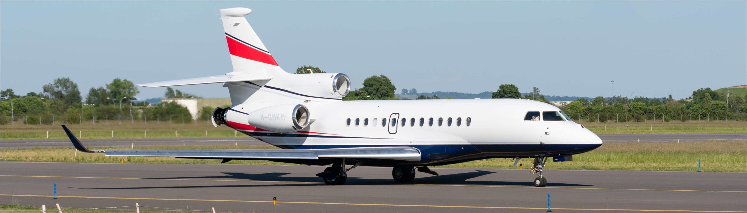 Ein Ultra Long Range Privatjet steht auf einer Landefläche