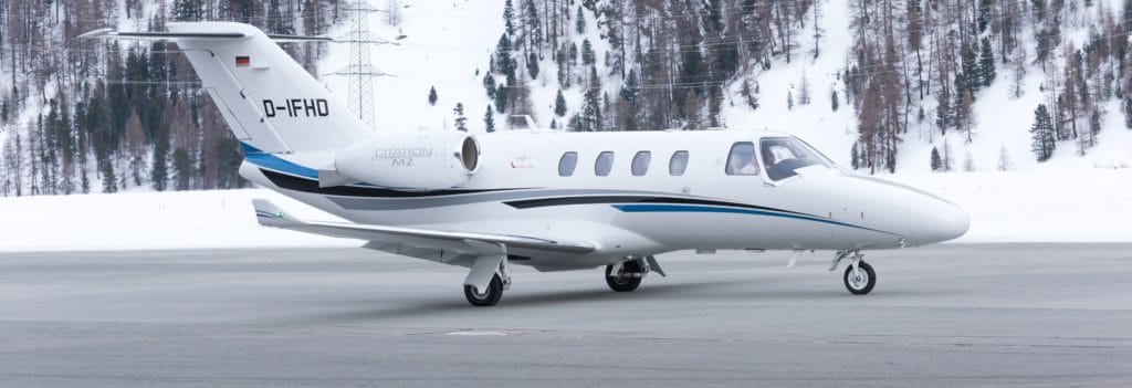 Ein Very Light Privatjet auf einer Landebahn