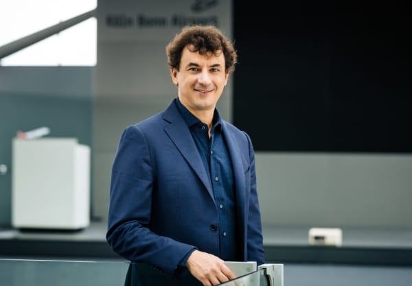 Darstellung von Alessio Altamura, der freundlich lächelt, in einem hellen Umfeld mit weißem Hintergrund.