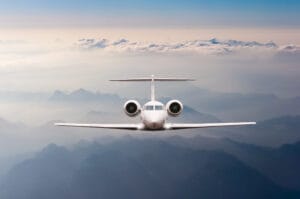 Privatjet über den Wolken und Alpen