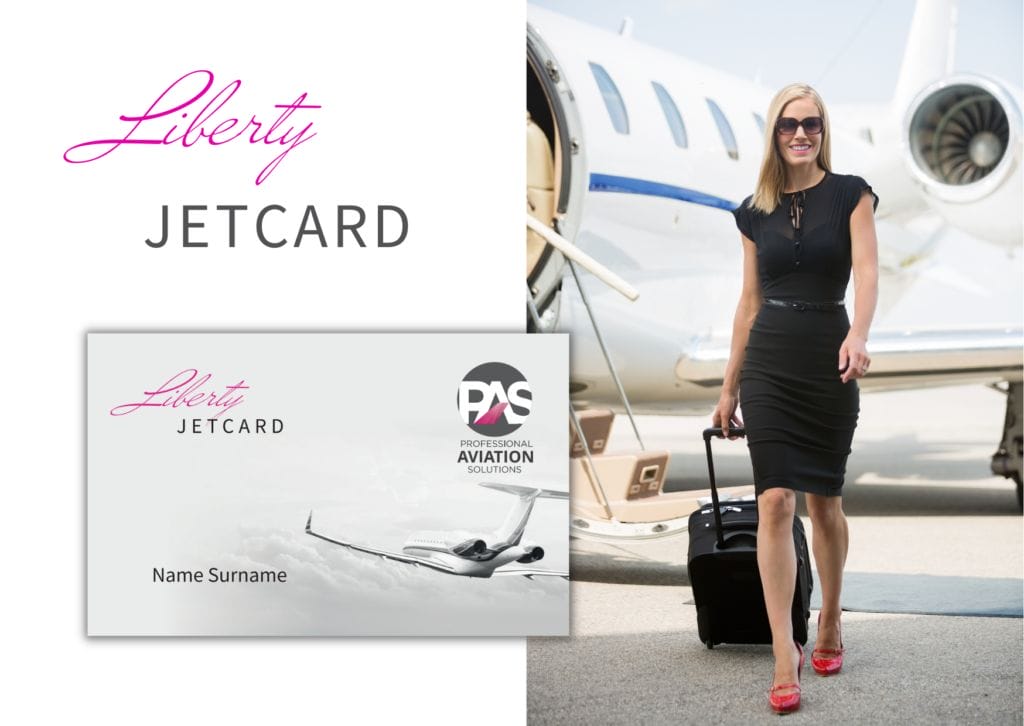 Frau zieht Koffer neben Privatjet, trägt schwarze Kleidung, rotes Schuhwerk. Links: Text "Liberty JETCARD" und "PAS Professional Aviation Solutions".