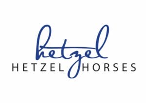 Ein Logo zeigt blauen handschriftlichen Text "hetzel" und darunter in Schwarz "HETZEL HORSES" auf weißem Hintergrund.