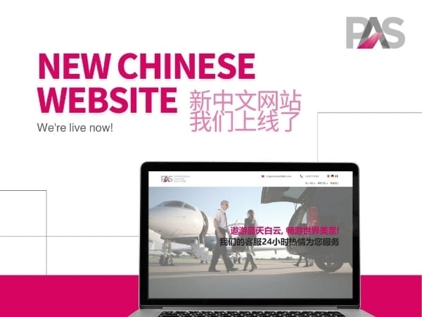 Laptop zeigt chinesische Webseite mit Flugzeug im Hintergrund. Überschrift: "NEW CHINESE WEBSITE". Kontextszenario: Business-Leute betreten ein Flugzeug, PAS-Logo oben rechts.