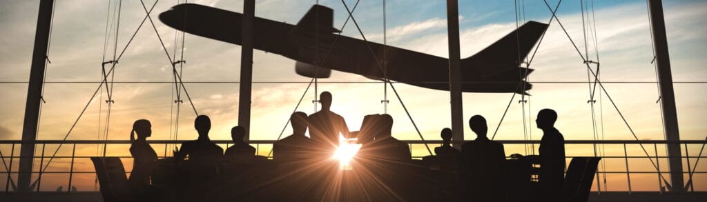 Geschäftsleute bei einer Präsentation im Büro mit Flugzeug