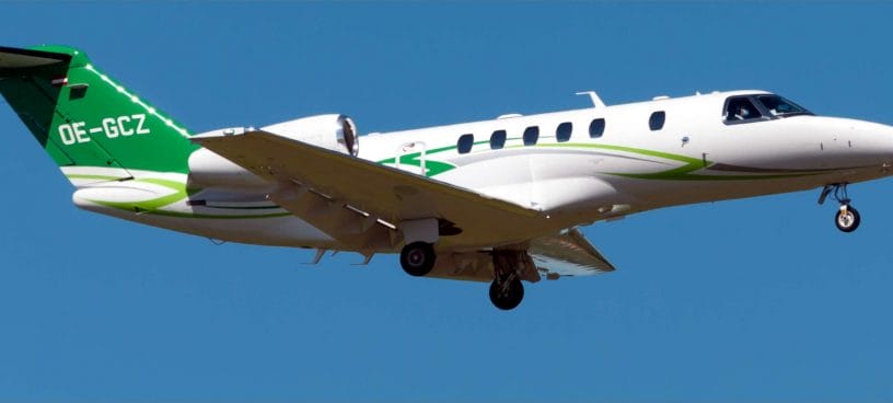 Ein Light Privatjet fliegt am blauen Himmel
