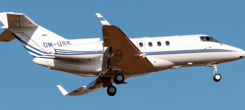 Ein Mid Size Privatjet fliegt am blauen Himmel